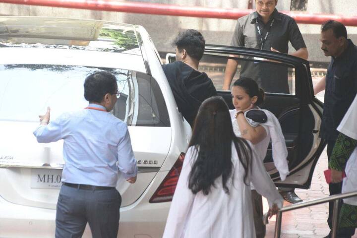 Dressed is casual black hoodie, Karan made sure to keep Yash and Roohi away from paparazzi by covering them properly. (Image Courtesy - Manav Manglani)