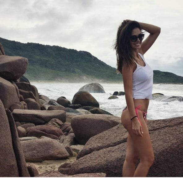 The actress flaunts her curvy body and we must admit that she looks ravishing (PC: Instagram/Bruna Abdullah)