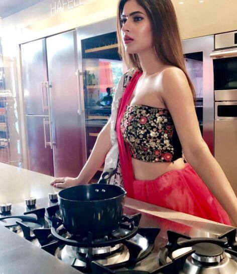 Isn't she looking smoking hot in this ethnic attire? (PC: Instagram/Karishmasharma22)