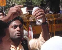 Last day to get old currency exchanged today, massive crowd gathers outside RBI