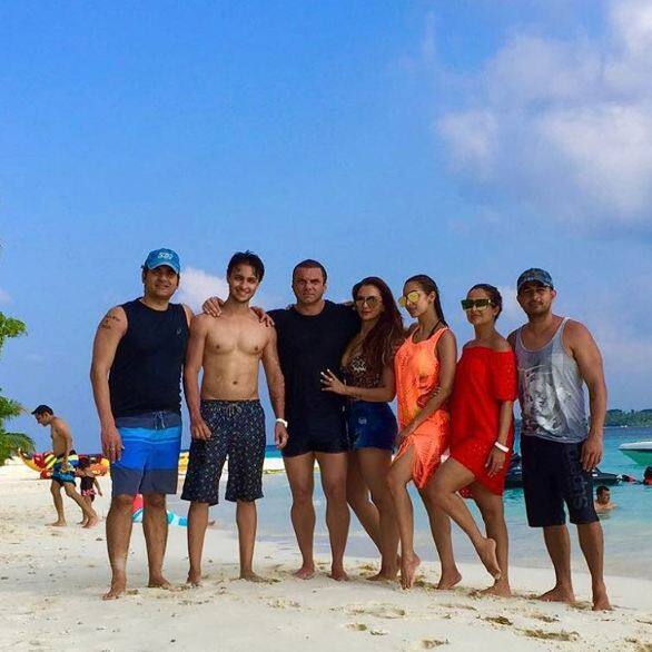 Arbaaz Khan and Malaika Arora may have headed for divorce but they don't let their differences come in between their families. The ex duo happily poses for snap with Sohail Khan, his wife Seema and Amrita Arora. (PC: Instagram/amuaroraofficial)