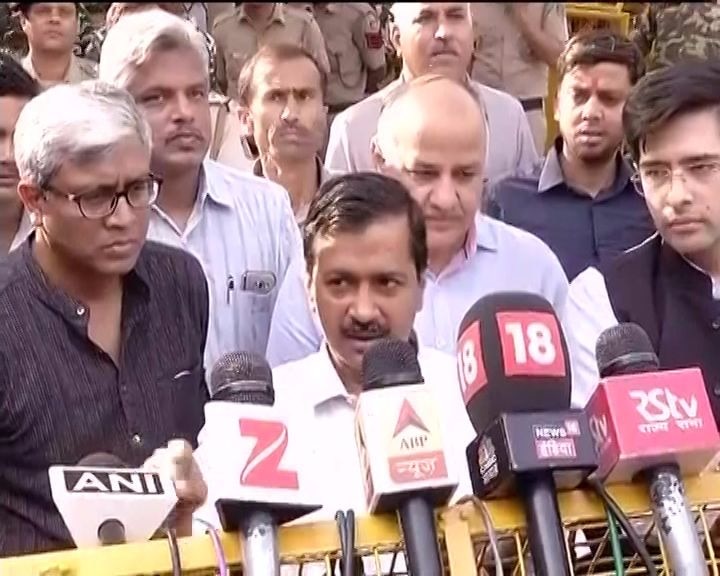 Kejriwal demands inquiry into 'defective' EVMs, paper trail for polls Kejriwal demands inquiry into 'defective' EVMs, paper trail for polls