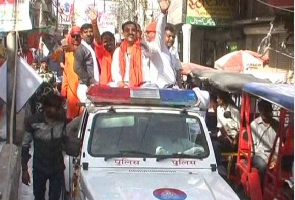 Allahabad: Followers of Yogi’s minister seize police van, raise Jai Shri Ram slogans  Allahabad: Followers of Yogi’s minister seize police van, raise Jai Shri Ram slogans