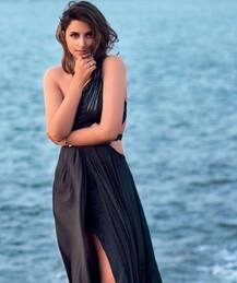 Parineeti Chopra turns into \'beach babe\'; Check out the pictures inside