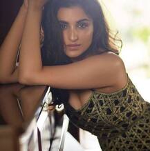 Parineeti Chopra turns into \'beach babe\'; Check out the pictures inside