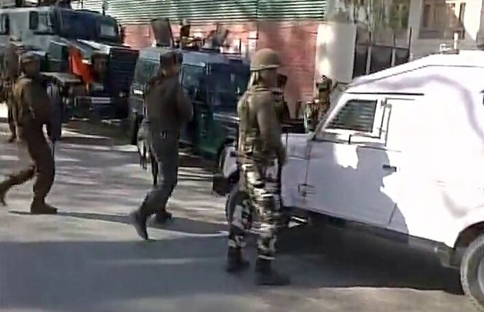 Militants attack CRPF vehicle in Srinagar, 6 jawans injured Militants attack CRPF vehicle in Srinagar, 6 jawans injured