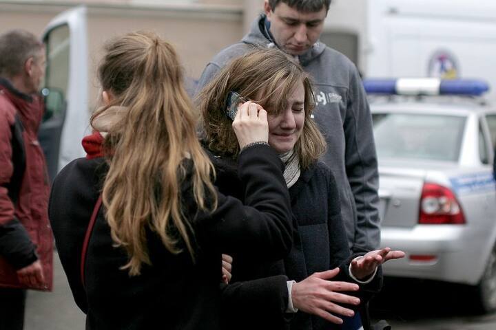 People react outside Technological Institute metro station in Saint Petersburg on April 3, 2017.
About ten died and dozens were injured Monday after an explosion rocked the metro system in Russia's second city Saint Petersburg, according to authorities, who were not ruling out a terror attack. / AFP PHOTO / Alexander BULEKOV