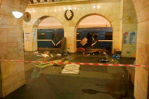 A subway train hit by a explosion stays at the Tekhnologichesky Institut subway station in St.Petersburg, Russia, Monday, April 3, 2017. The subway in the Russian city of St. Petersburg is reporting that several people have been injured in an explosion on a subway train. (AP Photo/www.vk.com/spb_today via AP)