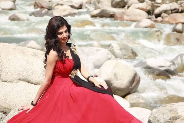 Roshni plays the role of Surbhi in ‘Shakti – Astitva Ke Ehsas Ki’ and is mostly seen in saree or Salwar suits in the serial.