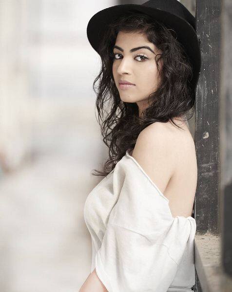 Now, Roshni plans to do a sexy and bold photoshoot. She said “I am waiting for a four -five days break from my show, So that I get some time off for the photoshoot”