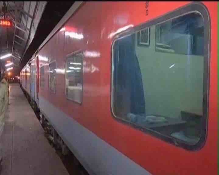 Bihar: Dacoits target Patna-Rajdhani Express near Buxar, thrash passengers before stealing valuables from 3 coaches Bihar: Dacoits target Patna-Rajdhani Express near Buxar, thrash passengers before stealing valuables from 3 coaches