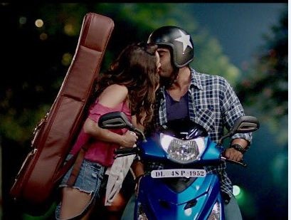 Arjun Kapoor-Shradhha Kapoor share steamy kiss in new still of 'Half Girlfriend' Arjun Kapoor-Shradhha Kapoor share steamy kiss in new still of 'Half Girlfriend'