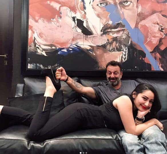 Decked up in black, Manyata flaunted her curvaceous body while Sanjay was holding her heels. (PC: Instagram/Maanayata Dutt)