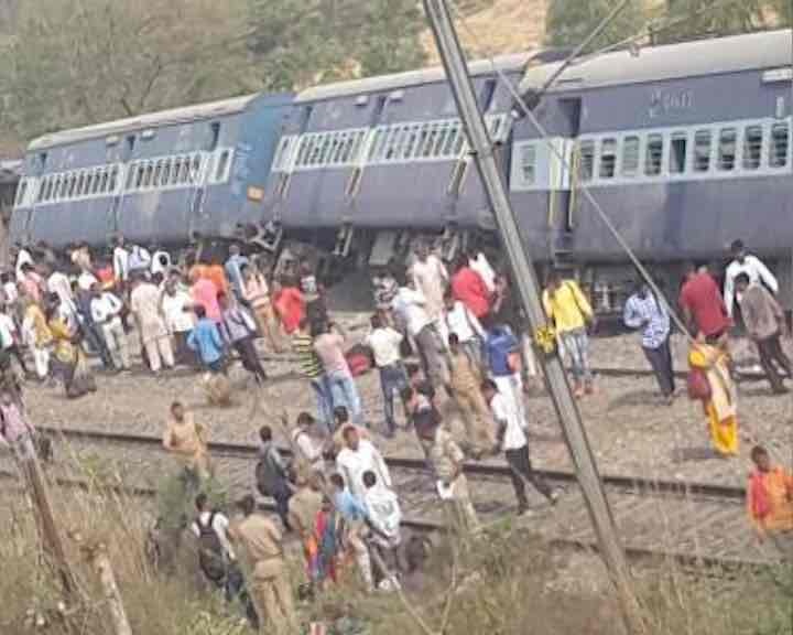 8 coaches of Meerut-Lucknow Rajya Rani Express derail near Rampur, CM Yogi announces compensation 8 coaches of Meerut-Lucknow Rajya Rani Express derail near Rampur, CM Yogi announces compensation