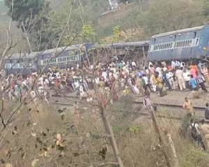 8 coaches of Meerut-Lucknow Rajya Rani Express derail near Rampur, CM Yogi announces compensation