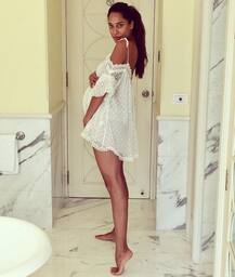 Lisa Haydon FLAUNTING Her BABY BUMP In Bath Tub Is The Best Thing You Will See Today
