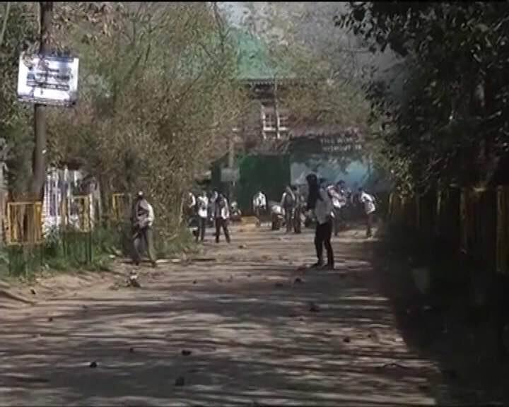 Fresh clashes in Srinagar Students throw stones at Army, face tear gas