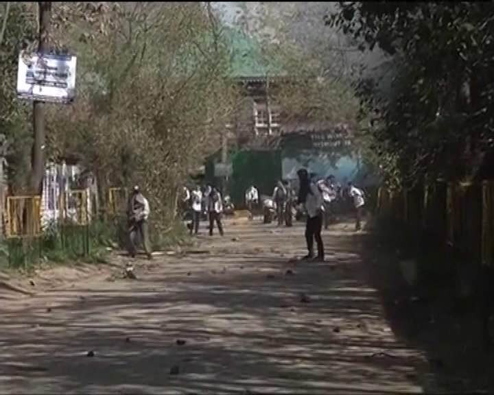 Fresh clashes in Srinagar: Students throw stones at Army, face tear gas Fresh clashes in Srinagar: Students throw stones at Army, face tear gas