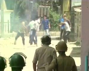 Fresh clashes in Srinagar: Students throw stones at Army, face tear gas