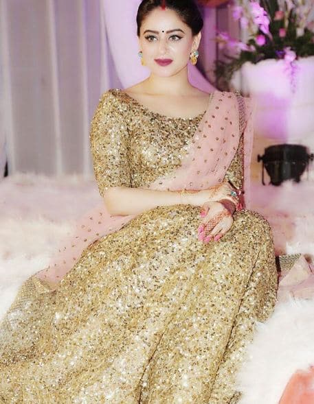 Not only western dresses, Mahi knows how to slay it in ethnic outfit as well. (PC: Instagram/Mahi Vij)