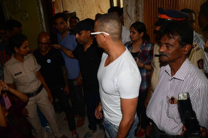  Bollywood singer Sonu Nigam on Wednesday shaved off his head, hours after offering to apologise if his controversial tweets were found to be anti-Muslim.