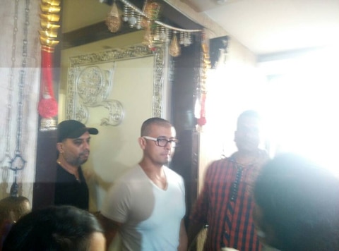 Bollywood Singer Sonu Nigam Shaves Off his Head