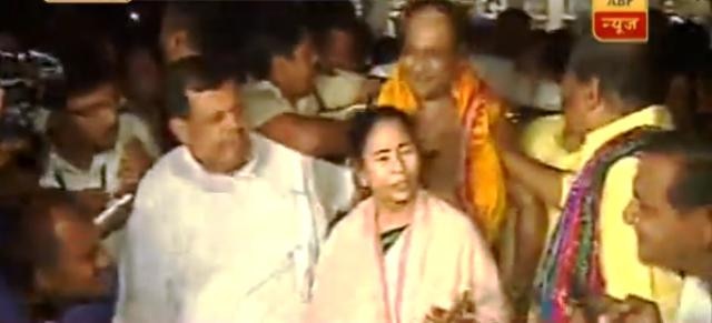 Viral Sach: Was CM of WB Mamata Banerjee denied to enter Odisha's Jagannath Puri temple? Viral Sach: Was CM of WB Mamata Banerjee denied to enter Odisha's Jagannath Puri temple?