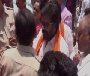 Sena MP Ravindra Gaikwad engages in another spat, this time with cops