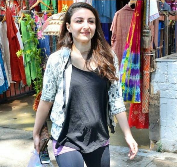 Soha Ali Khan glows with happiness as she flaunts her baby bump Soha Ali Khan glows with happiness as she flaunts her baby bump