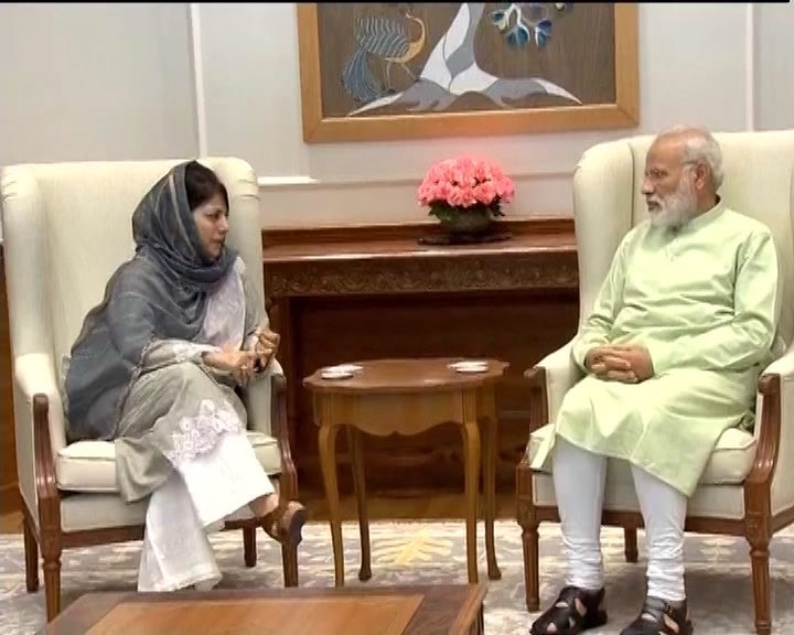 Mehbooba-Modi meet ends; 'dialogue would end Kashmir turmoil', says CM Mehbooba-Modi meet ends; 'dialogue would end Kashmir turmoil', says CM