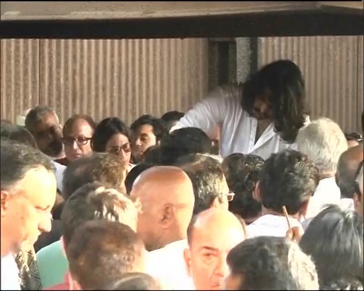 Vinod Khanna funeral pictures: Abhishek Bachchan comforts teary-eyed Akshaye