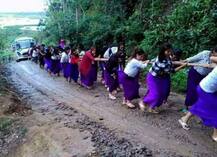 Viral Sach: Manipur schoolgirls form human chain to pull bus out of mud?