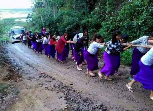 Viral Sach: Manipur schoolgirls form human chain to pull bus out of mud? Viral Sach: Manipur schoolgirls form human chain to pull bus out of mud?