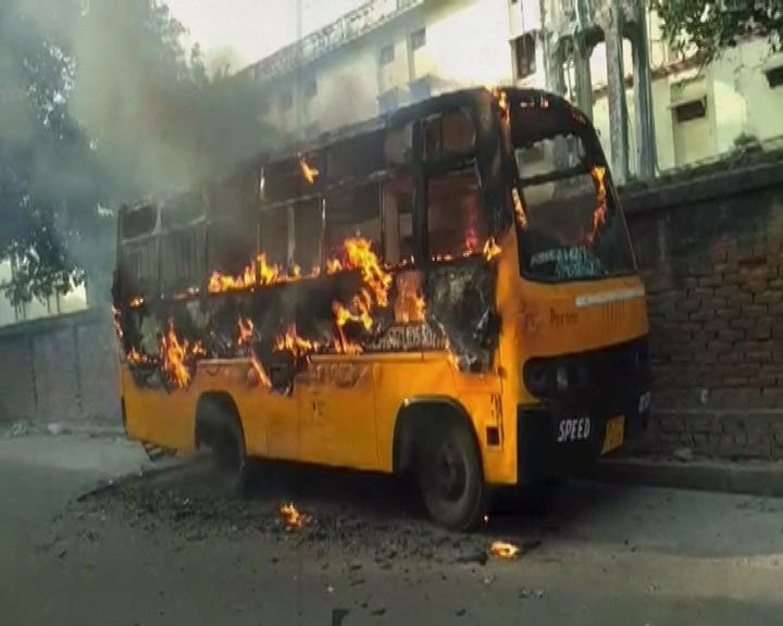 Violence erupts in Allahabad University campus, students ‘torch’ vehicles  Violence erupts in Allahabad University campus, students ‘torch’ vehicles