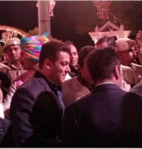 Salman Khan attends wedding of billionaire Binod Chaudhary's son
