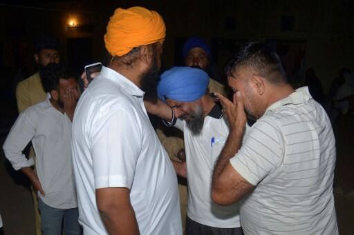 Ranjit Singh (2-L), brother of Indian army soldier Paramjeet Singh, cries at his family's residence / AFP PHOTO