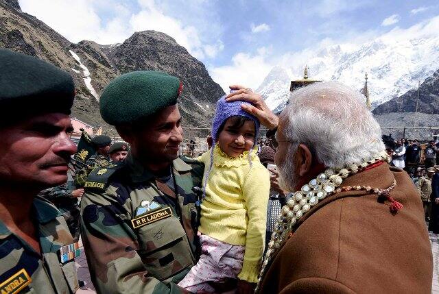 Modi pats a tiny tot on her head: PIC/@narendramodi (Twitter)