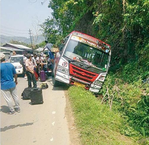 Aizawl team members escape unhurt in bus accident Aizawl team members escape unhurt in bus accident