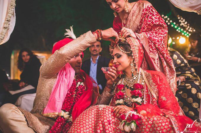 We have got some pictures for all you from direct from Photographer’s page. The wedding took place in Surajkund. (Image Courtesy – PurushottamDebPhotoworks)