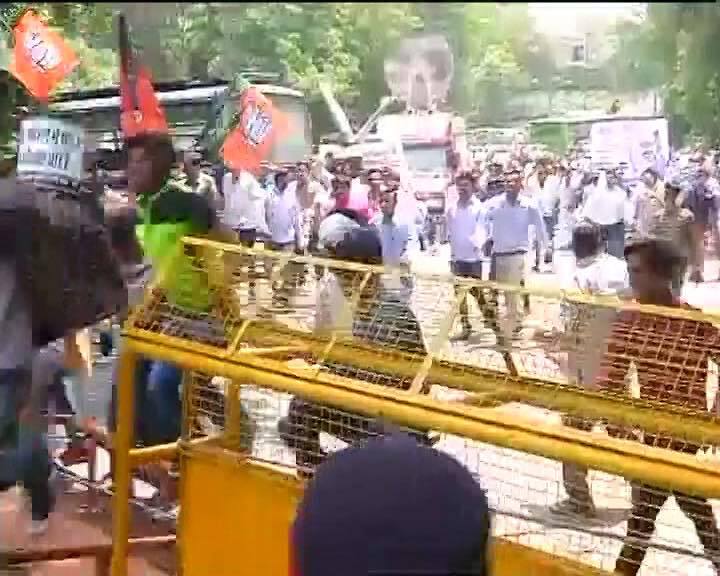 Kejriwal should resign immediately as Chief Minister, he has cheated the people of Delhi, said protesters. 