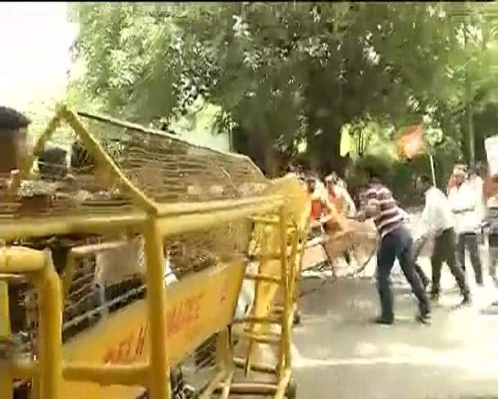 They demanded Arvind Kejriwal and Sayendar Jain's resignation.