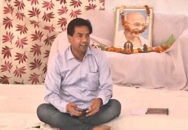 Sacked AAP Minister Kapil Mishra begins hunger strike, calls it 'Satyagraha'  Sacked AAP Minister Kapil Mishra begins hunger strike, calls it 'Satyagraha'
