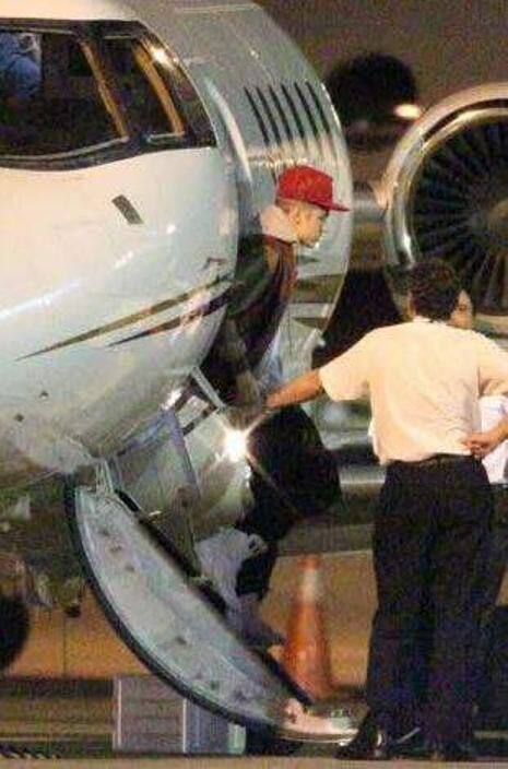 Justin landed in the midnight from his private jet and was then escorted by Salman Khan’s personal bodyguard, Shera.