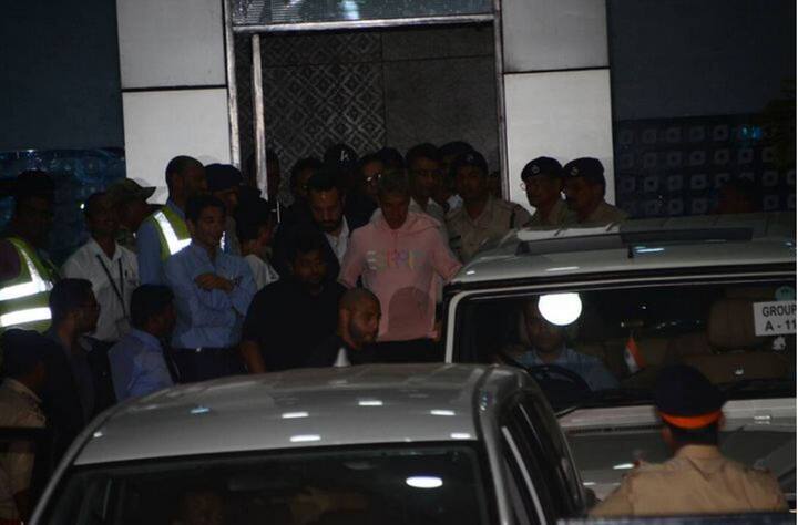 Justin’s backstage crew, along with his security team, is already at the hotel as they arrived two days back. 