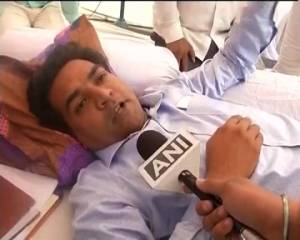 Delhi: Kapil Mishra, sitting on 'Satyagraha' attacked by person named Ankit Bhardwaj
