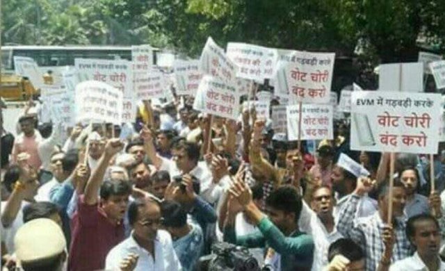EVM row: Protesting AAP places three demands in front of Election Commission  EVM row: Protesting AAP places three demands in front of Election Commission