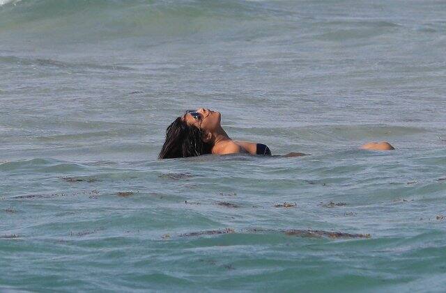 The leggy lass brought glam to the beach. (PC: badpostpriyanka)
