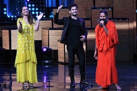 Sonakshi Sinha, host Karan Tacker and Yoga guru Baba Ramdev(Utsav Devdutta/SOLARIS IMAGES)