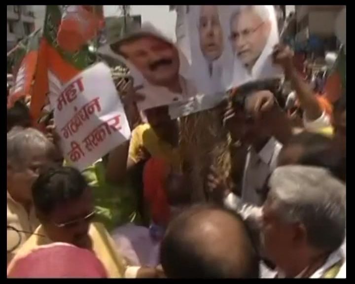 After RJD’s ‘goonism’, over 200 BJP leaders protest in Patna   After RJD’s ‘goonism’, over 200 BJP leaders protest in Patna