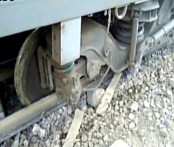 Uttar Pradesh: 4 bogies of Lokmanya Tilak express derailed in Unnao Uttar Pradesh: 4 bogies of Lokmanya Tilak express derailed in Unnao